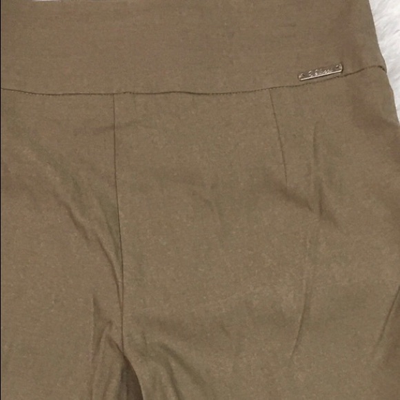 NWOT. Khaki Capris stretchy size M - Picture 4 of 6